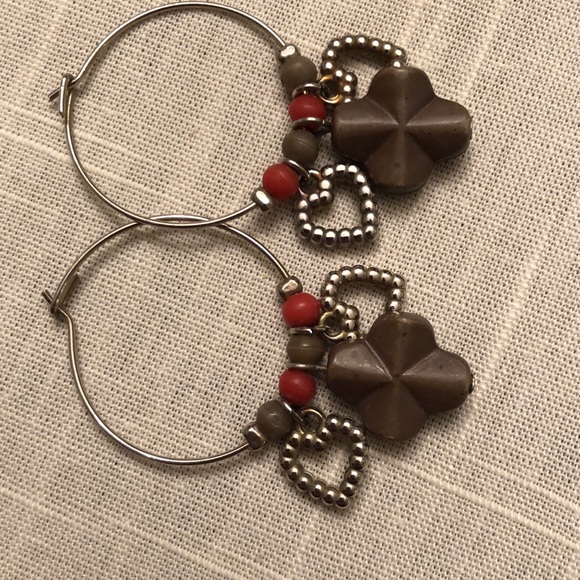 VINTAGE EARRINGS SILVER TONE 1” HOOPS AVOCADO RED BEADS HEARTS DANGLERS - #483 - Picture 3 of 9